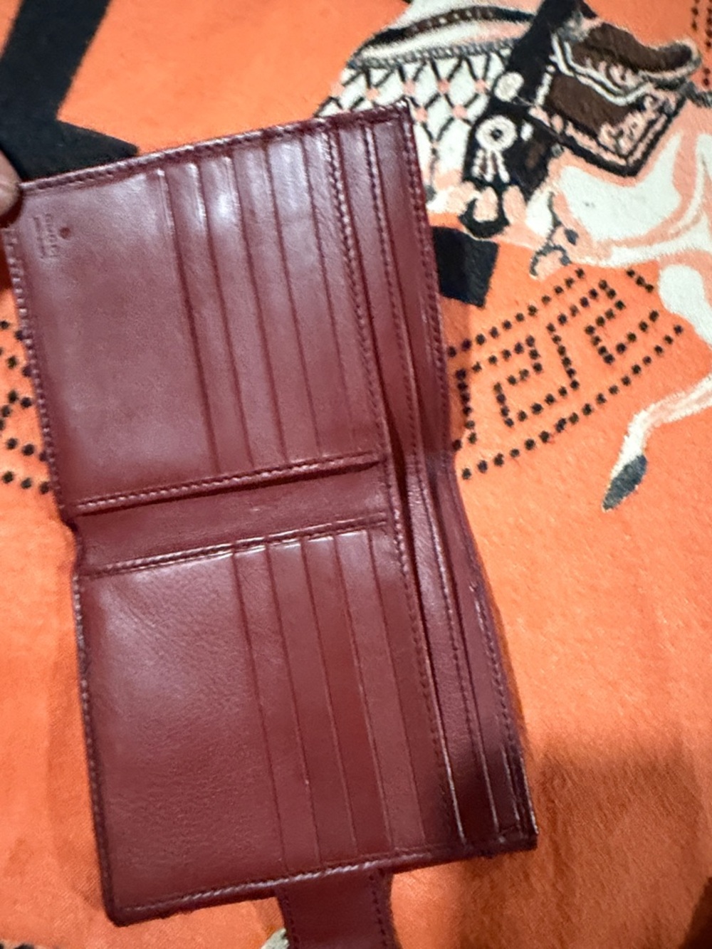 Gucci Burgundy Leather Compact Wallet with Gold Heart Accent - Picture 3 of 5